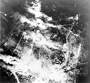 米軍のB-29より空襲をうける東京市街（昭和20年5月26日）、目黒川などの位置から現、渋谷区広尾周辺上空と推定されるという。